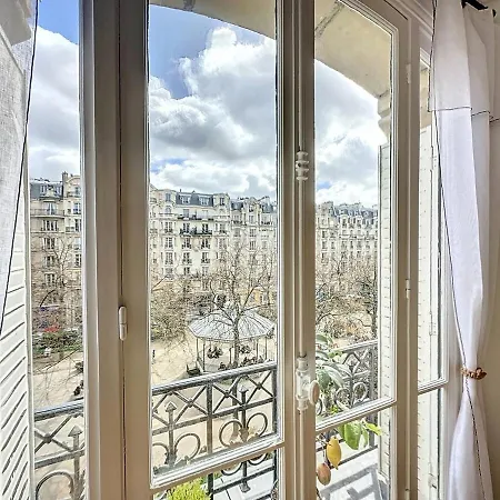 Dreamy Floor View Of Square Trousseau Paris